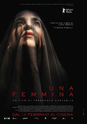 Una femmina / Μια Γυναίκα: Ο Κώδικας της Σιωπής (2022)